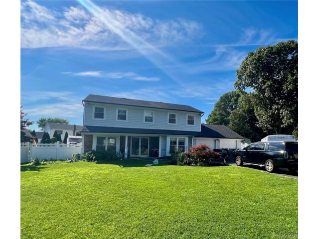  4 BR,  3.00 BTH &nbsp;Colonial style home in Selden