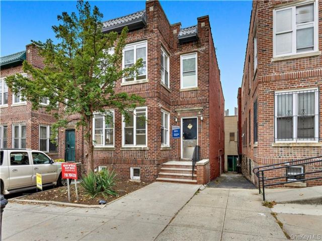  2 BR,  1.00 BTH &nbsp;Colonial style home in Mosholu