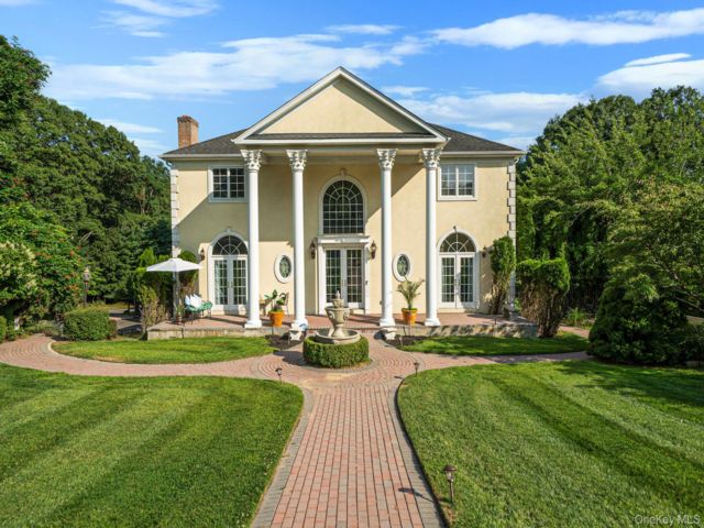  5 BR,  4.00 BTH &nbsp;Includes legal  style home in Wading River