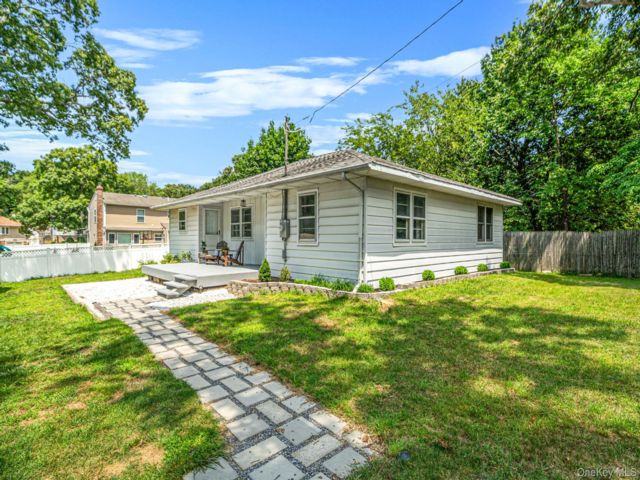  3 BR,  1.00 BTH &nbsp;Ranch style home in Farmingville