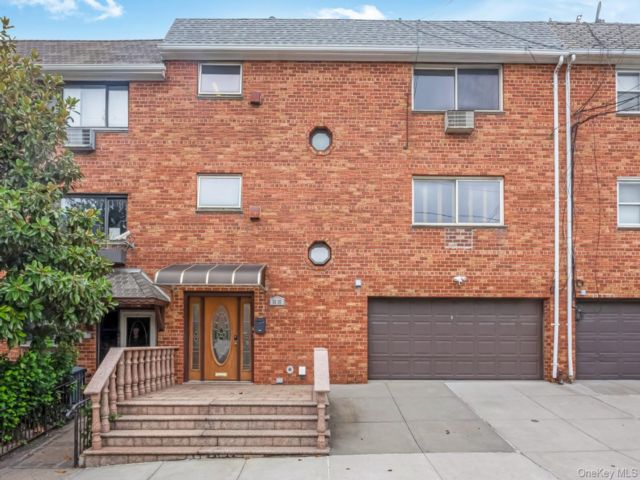  7 BR,  5.00 BTH &nbsp;Row dwelling style home in Middle Village