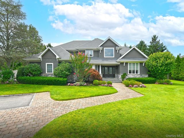  5 BR,  6.00 BTH &nbsp;Colonial style home in Melville