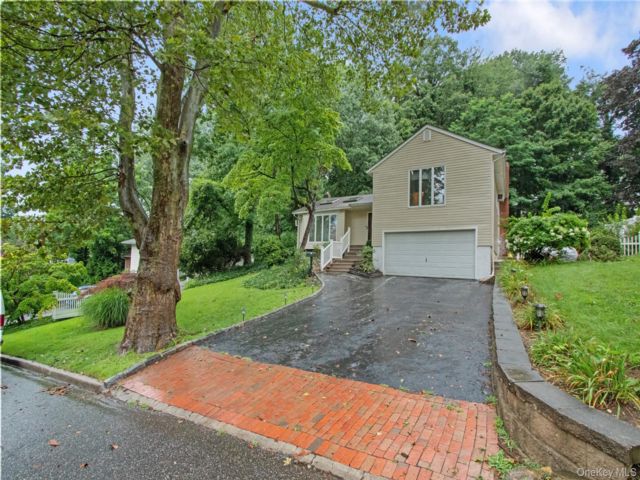  3 BR,  3.00 BTH &nbsp;Split level style home in Glen Cove