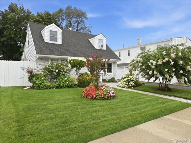  4 BR,  1.00 BTH &nbsp;Exp cape style home in Westbury