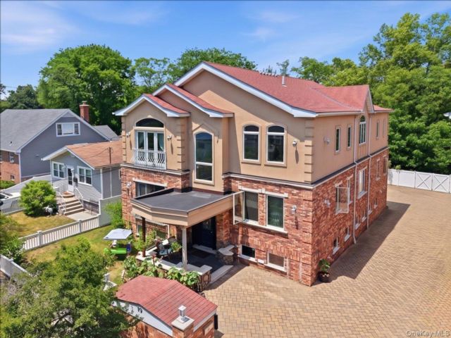 6 BR,  4.00 BTH &nbsp;House style home in City Island