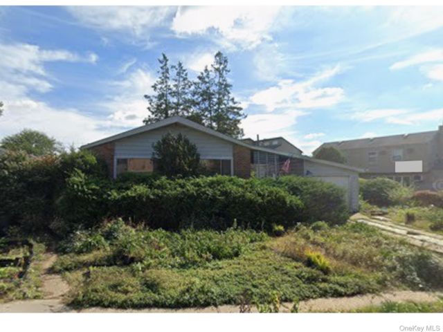  3 BR,  1.00 BTH &nbsp;Ranch style home in Plainview
