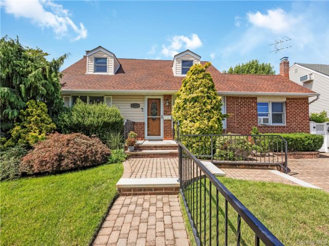  5 BR,  3.00 BTH &nbsp;Cape cod style home in East Meadow
