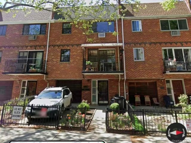  3 BR,  2.00 BTH &nbsp;Other style home in Woodside