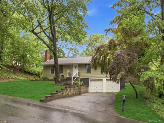  3 BR,  2.00 BTH &nbsp;Raised ranch style home in Sound Beach