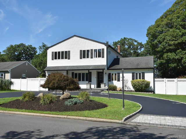  7 BR,  4.00 BTH &nbsp;Colonial style home in Ronkonkoma