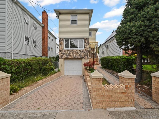  3 BR,  3.00 BTH &nbsp;Colonial style home in Rosedale
