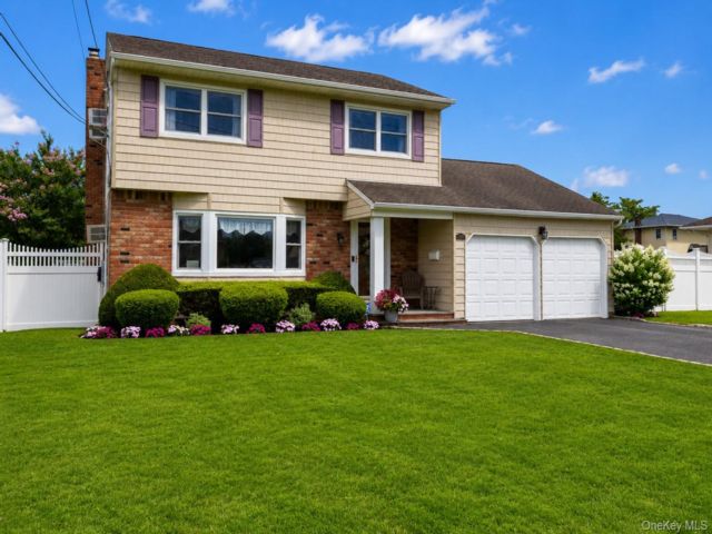  3 BR,  2.00 BTH &nbsp;A-frame style home in West Babylon