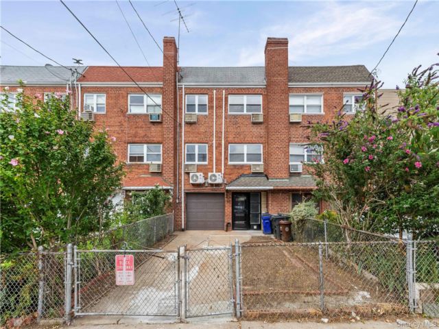  5 BR,  3.00 BTH &nbsp;House style home in Cypress Hills