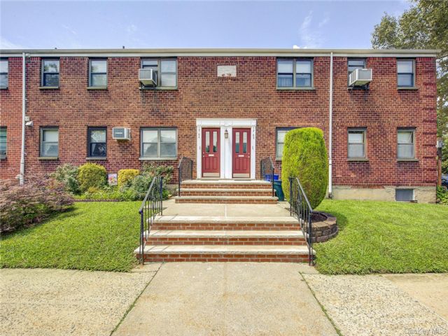  2 BR,  1.00 BTH &nbsp;Garden style home in Whitestone