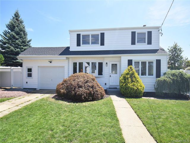  4 BR,  3.00 BTH &nbsp;Split level style home in West Babylon
