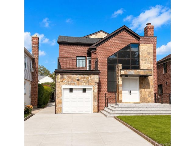  4 BR,  4.00 BTH &nbsp;Contemporary style home in Fresh Meadows