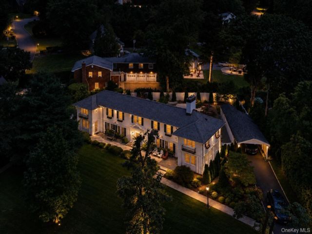  4 BR,  4.00 BTH &nbsp;Colonial style home in New Rochelle