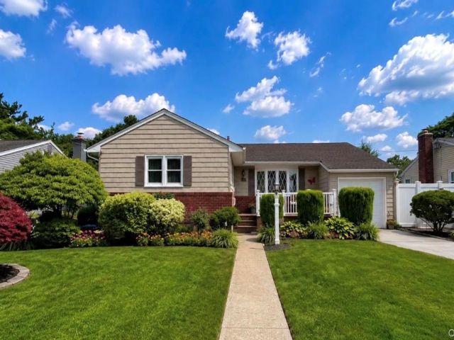  3 BR,  3.00 BTH &nbsp;Ranch style home in Farmingdale