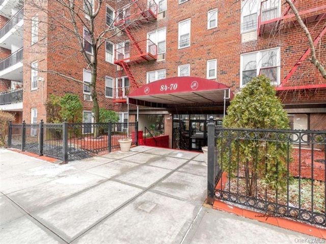  2 BR,  2.00 BTH &nbsp;Mid rise style home in Kew Gardens