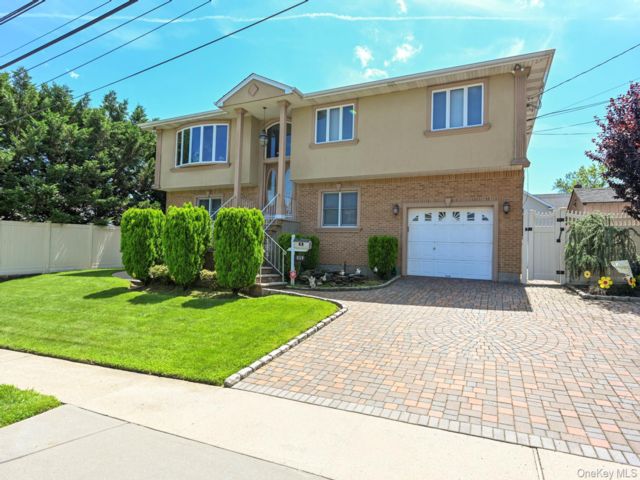 5 BR,  5.00 BTH &nbsp;Hi ranch style home in Franklin Square