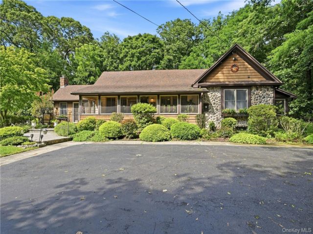  4 BR,  3.00 BTH &nbsp;Cottage style home in Wading River
