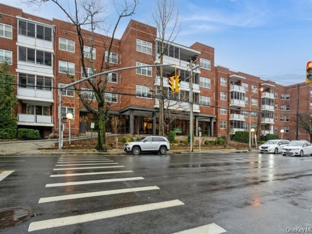  1 BR,  2.00 BTH &nbsp;Mid rise style home in Great Neck