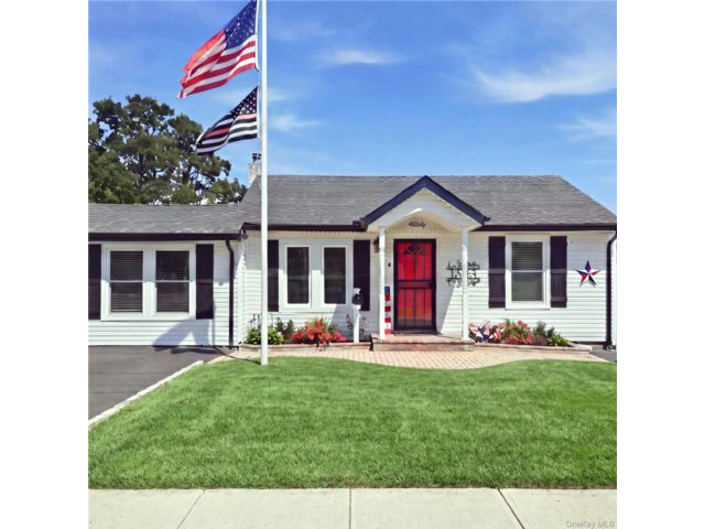  2 BR,  2.00 BTH &nbsp;Ranch style home in Bay Shore