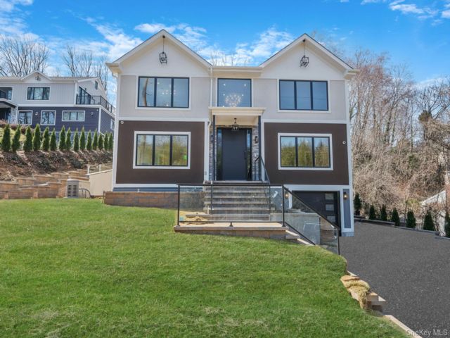  5 BR,  5.00 BTH &nbsp;Split ranch style home in East Norwich