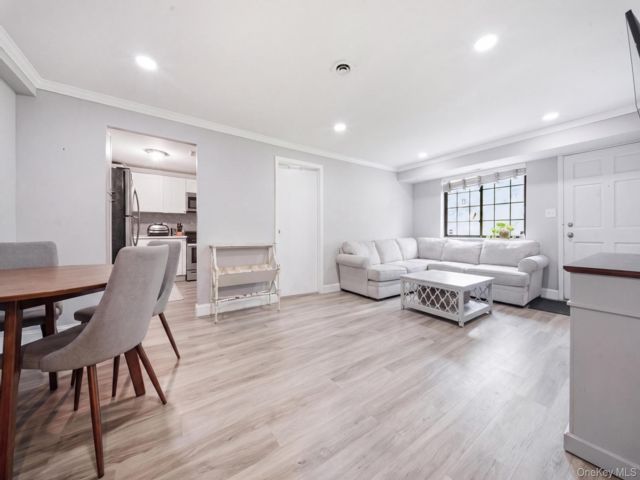  2 BR,  1.00 BTH &nbsp;Garden style home in Bay Shore