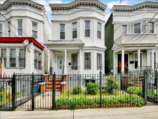  7 BR,  0.00 BTH &nbsp;House style home in Woodlawn