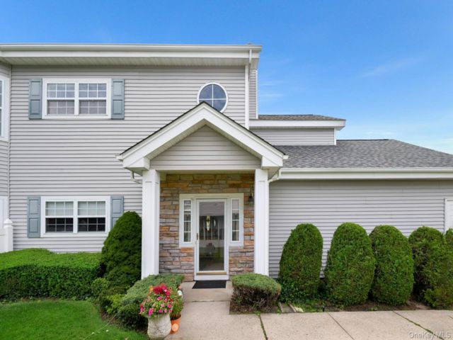 [Moriches Real Estate, listing number 7320948]