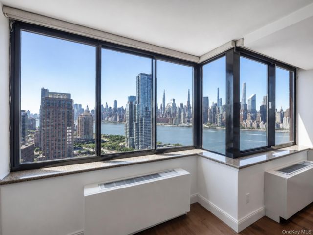  1 BR,  1.00 BTH &nbsp;High rise style home in Long Island City
