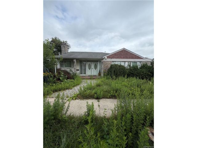 3 BR,  2.00 BTH &nbsp;Ranch style home in Glen Oaks