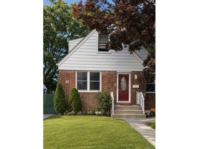  4 BR,  3.00 BTH &nbsp;Cape cod style home in Cambria Heights