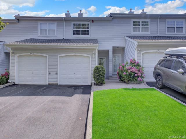  2 BR,  3.00 BTH &nbsp;Condo style home in Port Jefferson