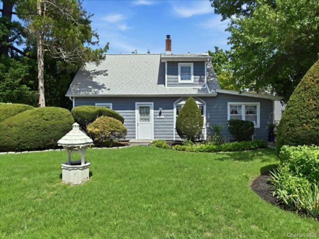  3 BR,  2.00 BTH &nbsp;Cape cod style home in Westbury