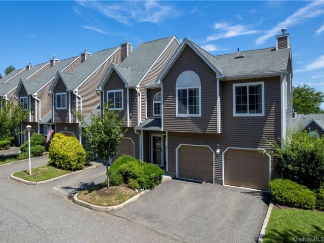  2 BR,  3.00 BTH &nbsp;Condo style home in Nanuet