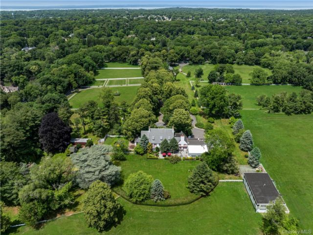 10 BR, 10.00 BTH &nbsp;Estate style home in Old Brookville