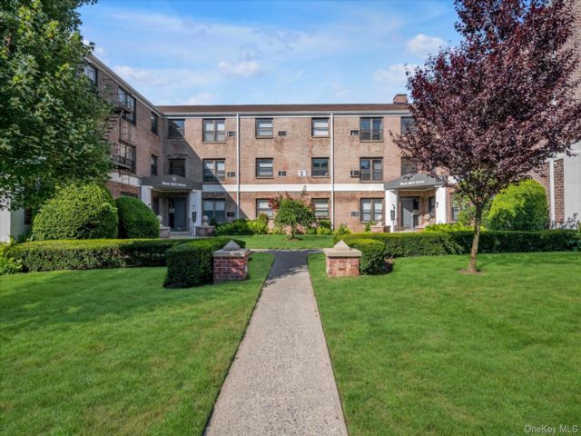  1 BR,  1.00 BTH &nbsp;Mid rise style home in Great Neck