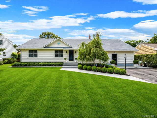  3 BR,  2.00 BTH &nbsp;Ranch style home in Riverhead