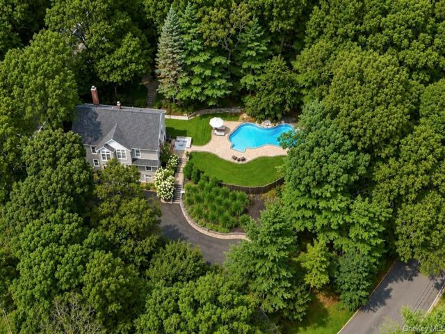 [Smithtown Real Estate, listing number 7321101]