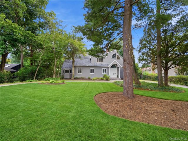  5 BR,  5.00 BTH &nbsp;Colonial style home in Greenvale