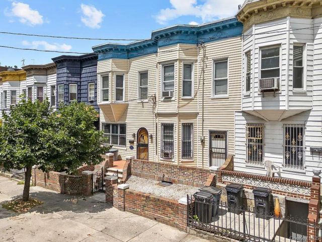  8 BR,  4.00 BTH &nbsp;Colonial style home in Fordham
