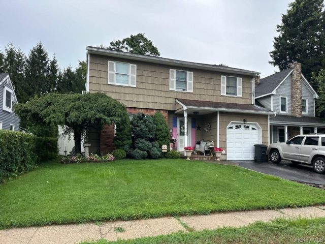  4 BR,  3.00 BTH &nbsp;Colonial style home in Huntington Station