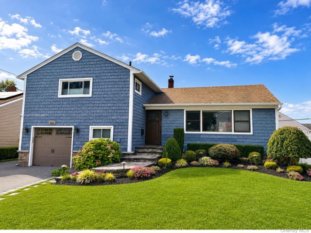  3 BR,  2.00 BTH &nbsp;Split level style home in East Meadow