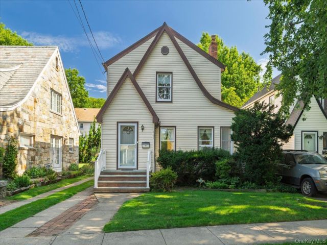  3 BR,  2.00 BTH &nbsp;Colonial style home in Floral Park