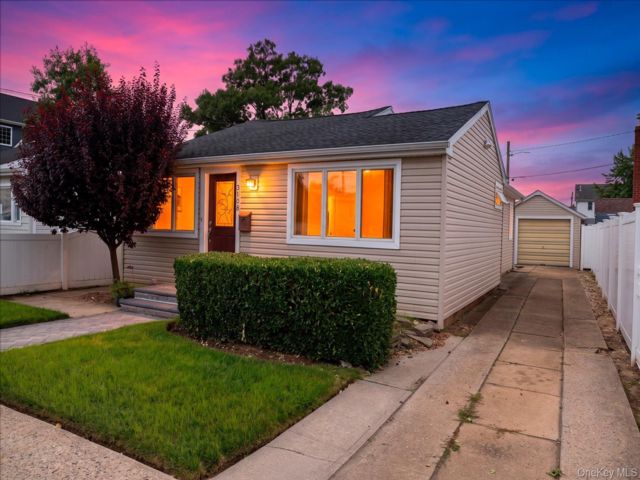  3 BR,  2.00 BTH &nbsp;Ranch style home in Oceanside
