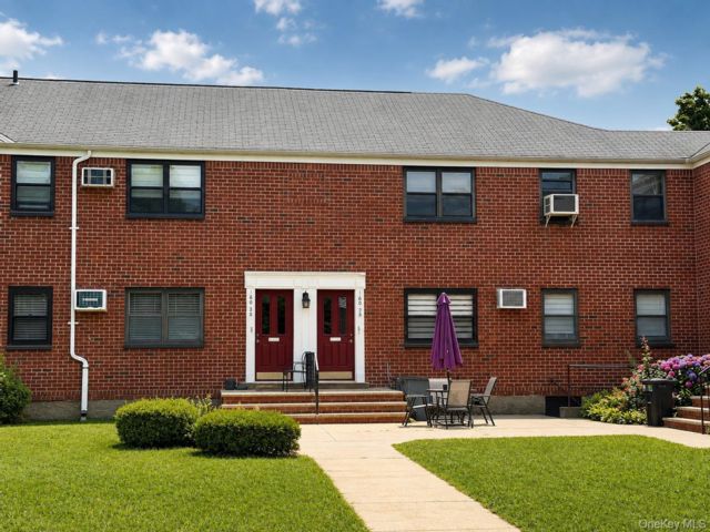  2 BR,  1.00 BTH &nbsp;Garden style home in Whitestone