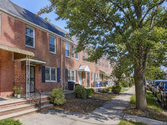  3 BR,  2.00 BTH &nbsp;Colonial style home in Bayside