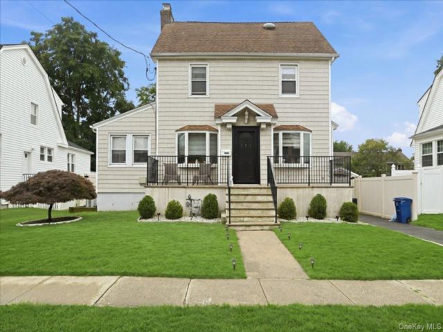  3 BR,  3.00 BTH &nbsp;Colonial style home in Hewlett